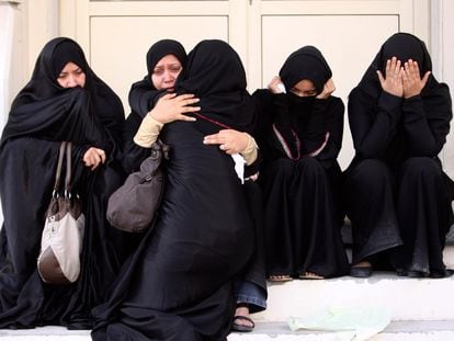 Un grupo de mujeres espera a las puertas de un hospital de Manama, donde están ingresadas las víctimas de la represión policial contra los opositores.