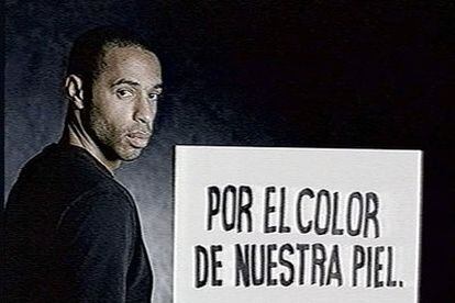 Thierry Henry, del Arsenal, en una imágenes de la campaña que protagonizan en televisión contra el racismo.