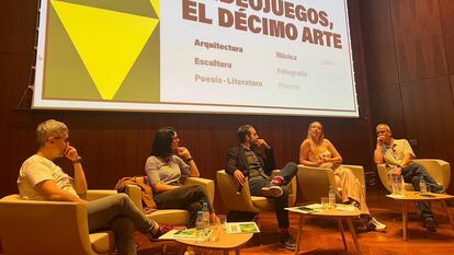 Juan Gómez Jurado, Ana Oncina, Santiago Bustamante, Valeria Castro y Rufino Ferreras, el jueves en el Thyssen. EDUCATHYSSEN (Europa Press)