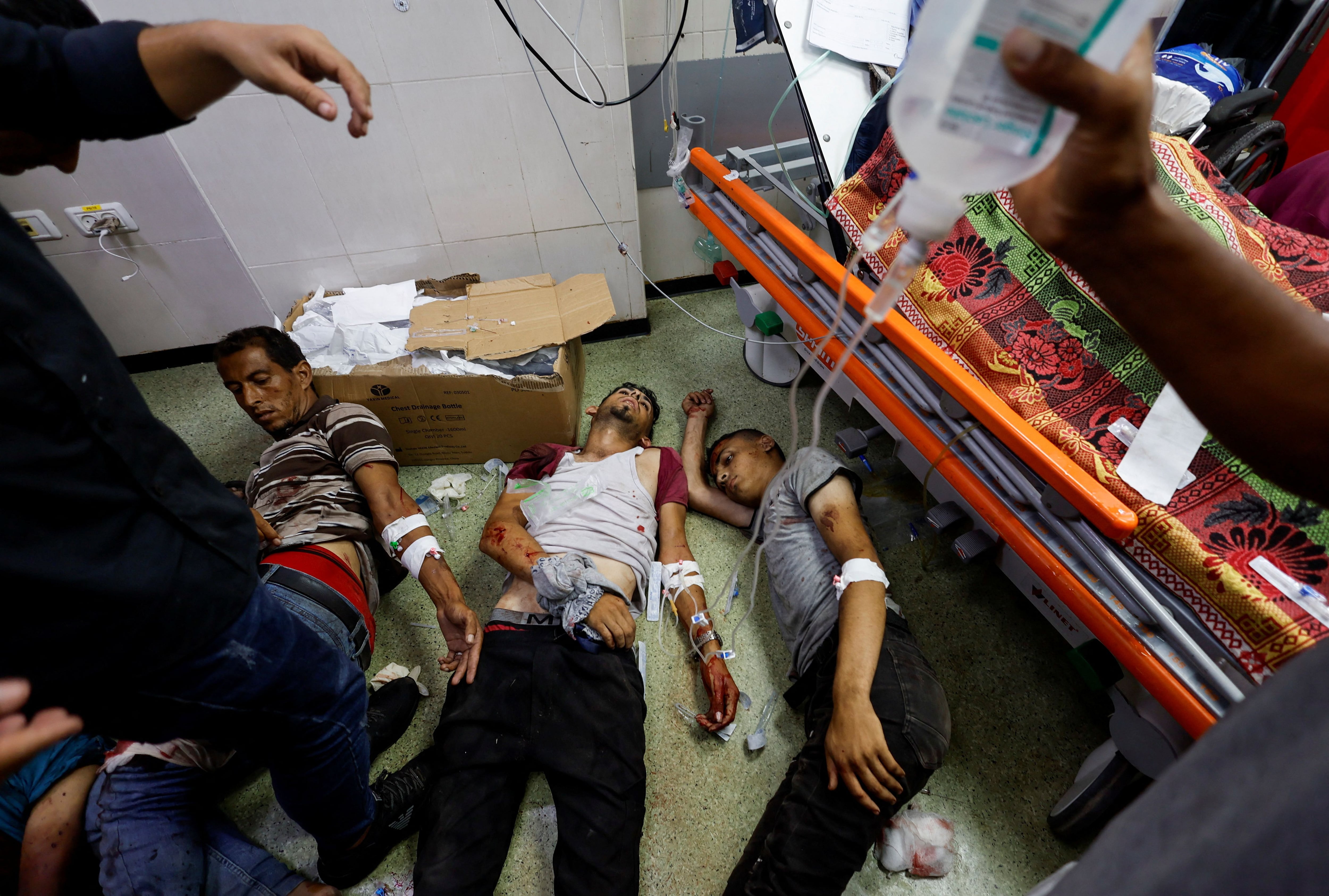 Tres palestinos gravemente heridos reciben asistencia sanitaria en el suelo del hospital Nasser, tras un ataque israelí, este martes en Jan Yunis.