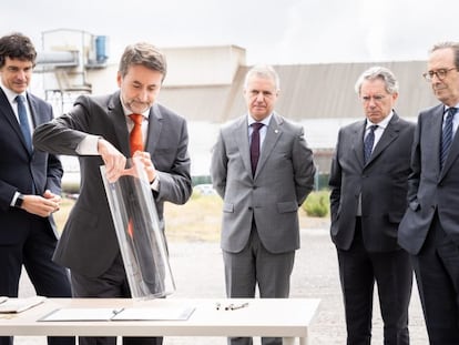 El CEO de Repsol, Josu Jon Imaz, el 27 de mayo de 2022 junto a Unai Rementeria, Iñigo Urkullu, Emiliano López Atxurra y Gregorio Villalabeitia, en la ceremonia de colocación de la primera piedra del hub de Descarbonización en Bizkaia.