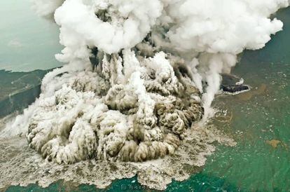 Imagen de la erupción del Anak Krakatoa, el pasado día 23.