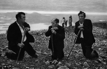 Tres peregrinos, en el monte irland&eacute;s Croagh Patrick, en 1972.