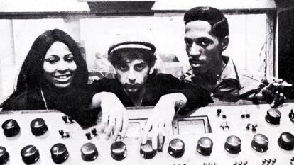Tina Turner, Phil Spector e Ike Turner tras una mesa de mezclas.