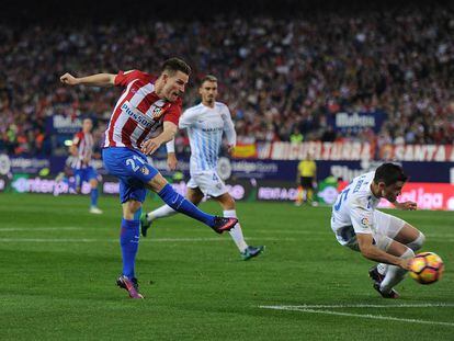 Gameiro remata para marccar su primer gol ante el M&aacute;laga ante la oposici&oacute;n de Ricca.