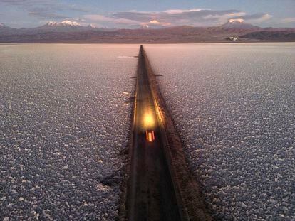 Un auto atraviesa el salar de Atacama, el pasado 17 de abril.