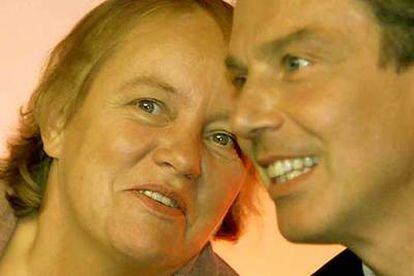 Mo Mowlan, junto a Tony Blair, en septiembre de 2000.