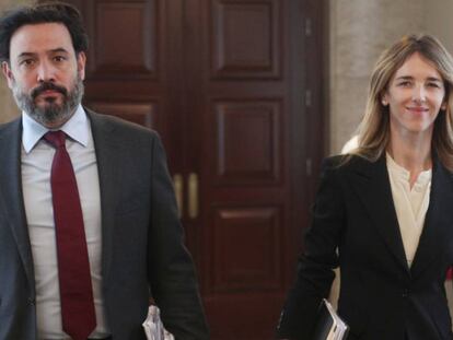 La portavoz del PP, Cayetana Álvarez de Toledo y el secretario general del Grupo Popular, Guillermo Mariscal, a su llegada a la Junta de Portavoces. En vídeo, declaraciones de Álvarez de Toledo.
