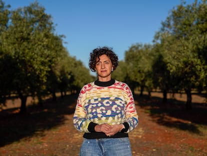 Petri Villaescusa, en su finca de viñedos y olivos que tiene en las inmediaciones de Almagro (Ciudad Real).