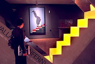 Arriba, la escalera <b></b><i>Subir (a los cielos), descender (a los infiernos),</i> con, al fondo, un cuadro de Eduardo Arroyo. Abajo, Óscar Tusquets con una escultura realizada por él.