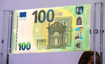 El nuevo billete de 100 euros expuesto este lunes en la sede del BCE.
