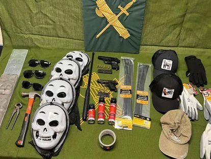 Bridas, máscaras, espráis y otros adminículos usados por los secuestradores e incautados por la Guardia Civil en el marco de la Operación Paquitia.