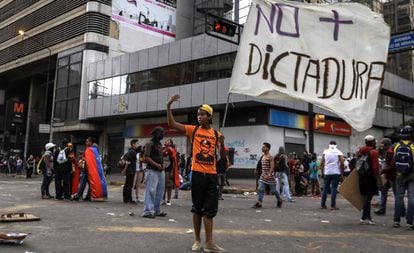 Manifestantes opositores bloquean en Caracas una v&iacute;a durante una protesta del 18 de julio.