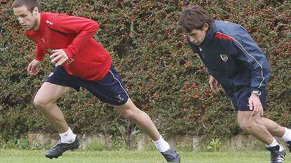 Gurpegui (a la izquierda) se entrena con Xabier Clemente, uno de los preparadores físicos del Athletic.