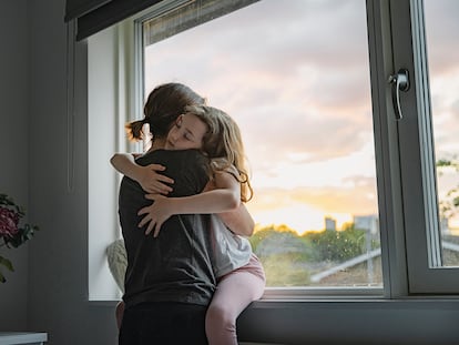 Una mujer y su hija se funden en un abrazo.