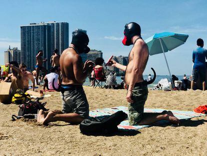 Entre los millennial adeptos a la cultura 'leather' hay un grupo que se autodenomina 'puppies' (perritos). Van con máscaras de perro, cogidos por cadenas, jadean, se lamen unos a otros... Están muy comprometidos con su papel, hasta en la playa, con las máscaras puestas a 33 grados.