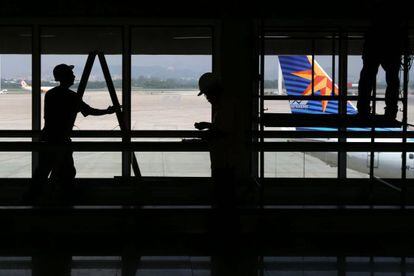 Obreros trabajan en el aeropuerto de R&iacute;o de Janeiro