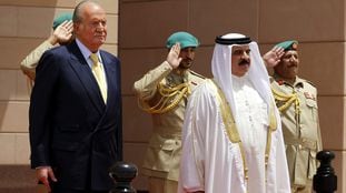 El rey Juan Carlos I y el monarca de Baréin, Hamad bin Isa Al-Khalifa, revisan la guardia de honor en el Palacio Gudabia en Manama durante una visita en 2014.