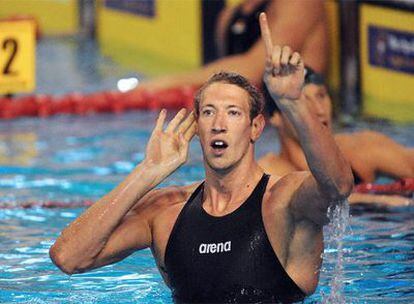 Bernard celebra su récord en la piscina de Montpellier.