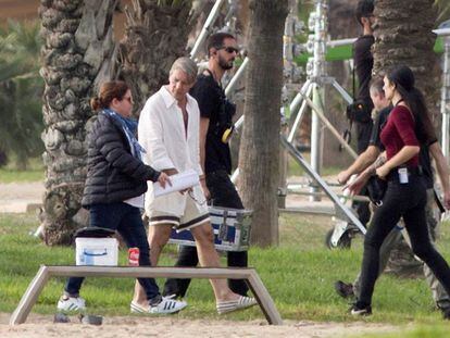 El actor Antonio Banderas (de blanco) durante el rodaje en la playa de La Misericordia de M&aacute;laga de la serie &#039;Genius: Picasso&#039;, producida por National Geographic y Fox 21.