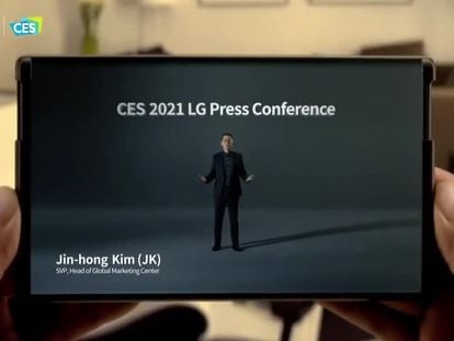 LG muestra un modelo de móvil con pantalla enrollable en el CES 2021