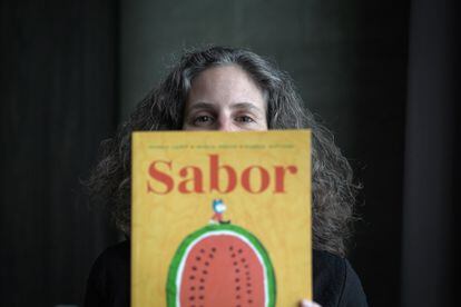 Mikaela Shirif sosteniendo un libro "Gusto" 21 de abril en Bogotá.