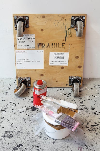 Material de trabajo en el estudio de Ángela de la Cruz.