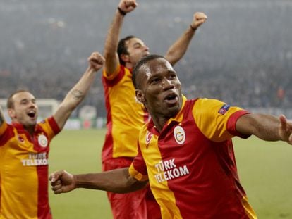 Sneijder, Inan y Drogba celebran un gol del Galatasaray al Schalke. 