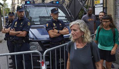 María José Lecha i Maria Rovira en una protesta a la Delegació del Govern espanyol.