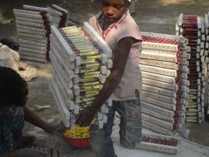 Un niño trabaja en una fábrica de globos en Bangladesh el pasado octubre.