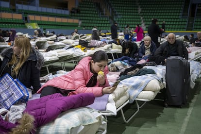 Mujeres, niños y varones, la mayoría de etnia romaní, desplazados en el palacio de deportes de Chisináu, la capital moldava, habilitado para la acogida temporal de este grupo de personas, el pasado 4 de enero.