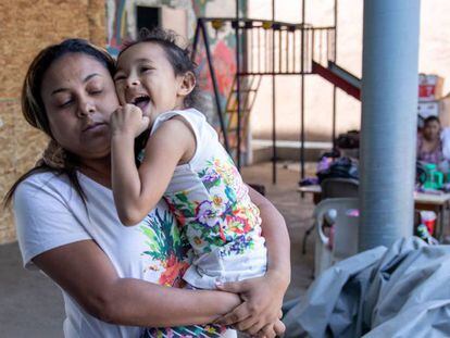 Beatriz lleva a su hija Nayeli al Instituto Madre Assunta, un albergue para mujeres y niños migrantes en Tijuana, estado de Baja California, México, el 13 de julio de 2019. Los solicitantes de asilo en los EE. UU. están desbordando los refugios de México mientras esperan a que se resuelvan sus peticiones.