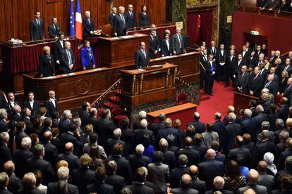 El president, François Hollande, l'Assemblea Nacional i el Senat de França entonen 'La Marsellesa' després del discurs del president.