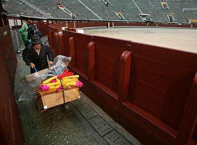 La plaza de toros de Las Ventas, ya prácticamente vacía, ayer tras la suspensión de la Feria de San Isidro.