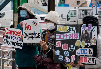 Manifestantes contra los Juegos, el viernes, en Tokio.