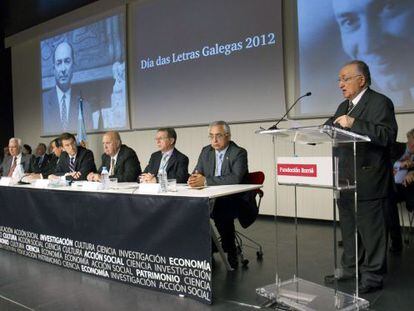 Jesús Alonso Montero se dirige al público ante el presidente de la Xunta de Galicia, Alberto Núñez Feijóo y demás autoridades en el día en que se homenajeaba a Valentín Paz-Andrade.