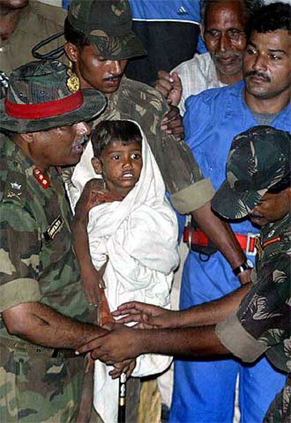 Varios militares llevan a Prince en brazos tras ser rescatado.