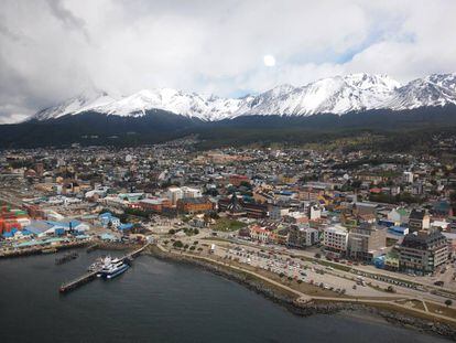 Amanecer del 21 de diciembre de 2015 en Ushuaia, la ciudad más austral del mundo, en la patagonia de Argentina.