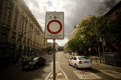 Señal de prohibido el acceso en el área de bajas emisiones Madrid Central.