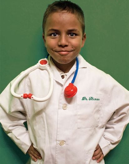 Sliman Abid Brahim es un niño saharaui que vino a España para tratarse de una aplasia medular. Racibió un trasplante de médula ósea. Se ha convertido en un experto en su enfermedad. Por eso, los médicos del Vall d'Hebron (Barcelona) le regalaron una bata con su nombre y un fonendo