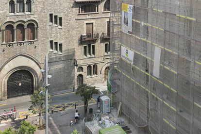 Fachada del edificio que conserva las arcadas del acueducto romano de Barcelona.