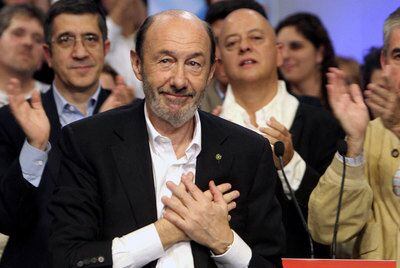 Rubalcaba, emocionado mientras es aplaudido por López, Elorza y Jáuregui, ayer en San Sebastián.