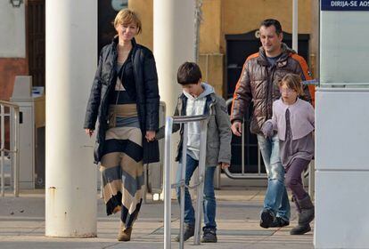 Susanna Griso con su marido y sus hijos en las calles de Sevilla en 2012.