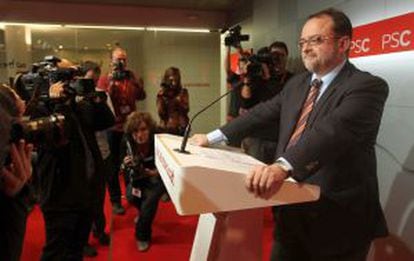 Daniel Fernández, ayer, al anunciar que abandonaba sus cargos en el PSC.