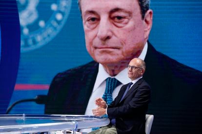 Enrico Letta, en televisión, con una imagen de Mario Draghi de fondo.
