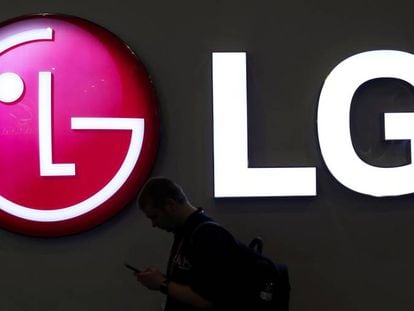 Un hombre pasa junto a un Logo de LG durante el MWC de Barcelona en 2018.
