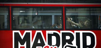 Un autobús turístico de Madrid pasea con pocos turistas a bordo.