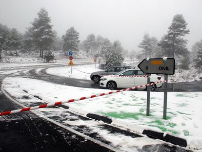 La Agencia Valenciana de Seguridad y Respuesta a las Emergencias ha establecido la emergencia por nevadas nivel 0 en la provincia de Castellón ante el riesgo de nevadas. En la imagen, la carretera CV-803 que une Bañeres de Mariola y Onil cortada al tráfico por la nieve.