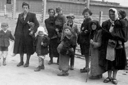 Mujeres judías con sus hijos caminan hacia las cámaras de gas.