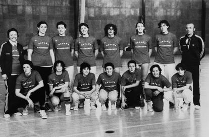 Selección española en el Preeuropeo de 1980. De izquierda a derecha, de pie: Maria Planas, Meli Suárez, Rosa Castillo, Geni Barnola, Marisol Paíno, Pilar Tascón, Carmen Martínez, Jaume Berenguer. Agachadas: Carmen Fraile, Sole Granados, Fina García, Neus Bertran, Ana Jiménez, Rocío Jiménez y Susana García.